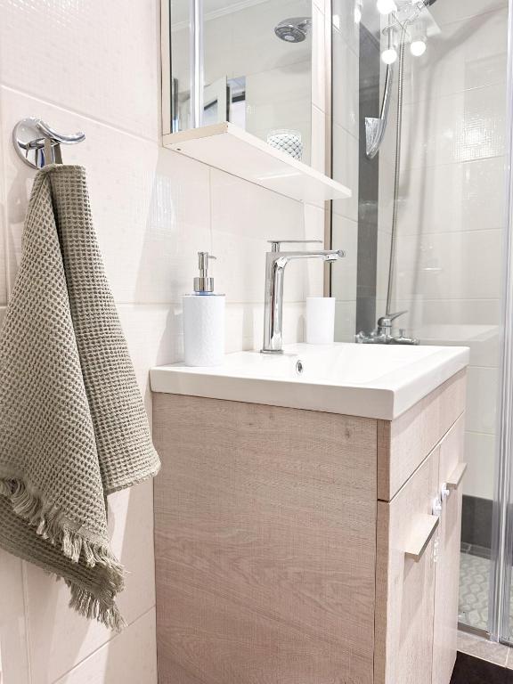 Sea the City - Chic 2-BDR Escape with Spacious Living photo 3