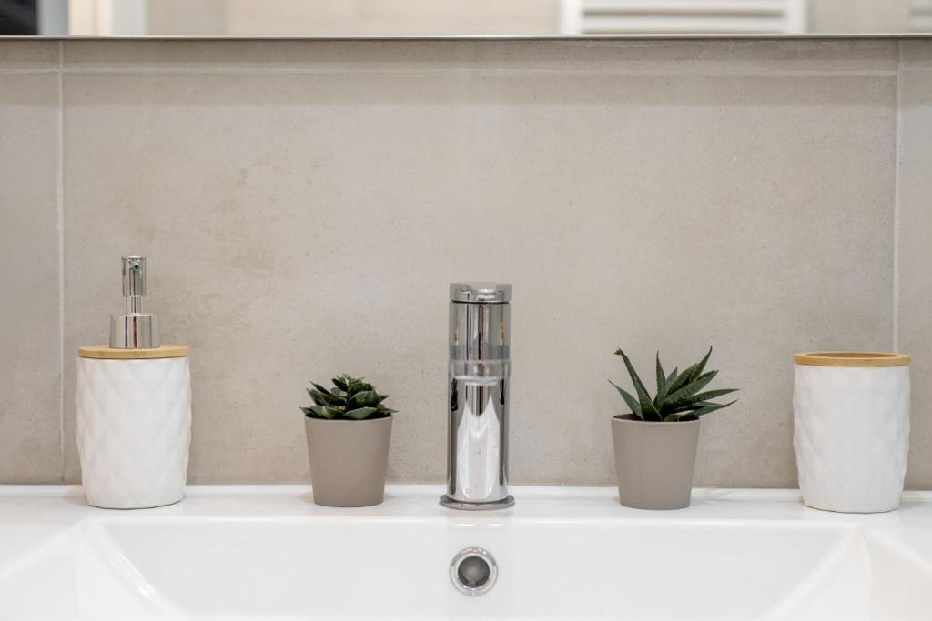 Glimmer 2-Bedroom Apartment in Athens photo 3