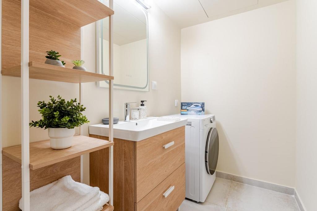 Brand New Modern Stylish 6BDR 3BATH APT-Athens photo 3