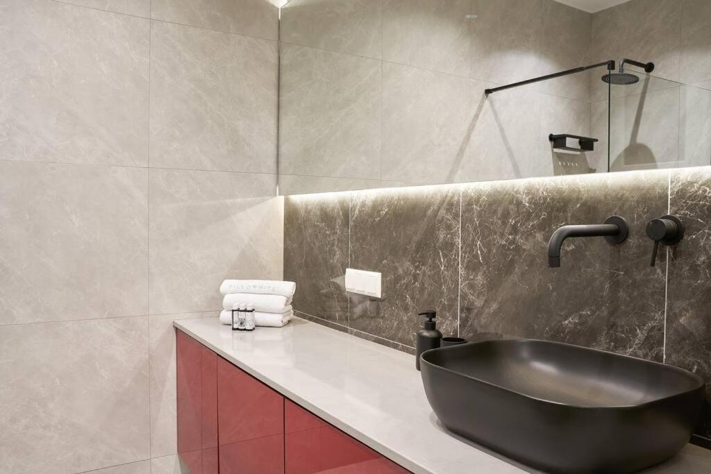 Little Gem: Modern Urban Retreat photo 3