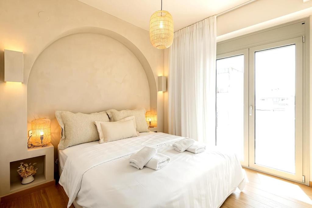 Serene city-center penthouse in prominent location photo 2