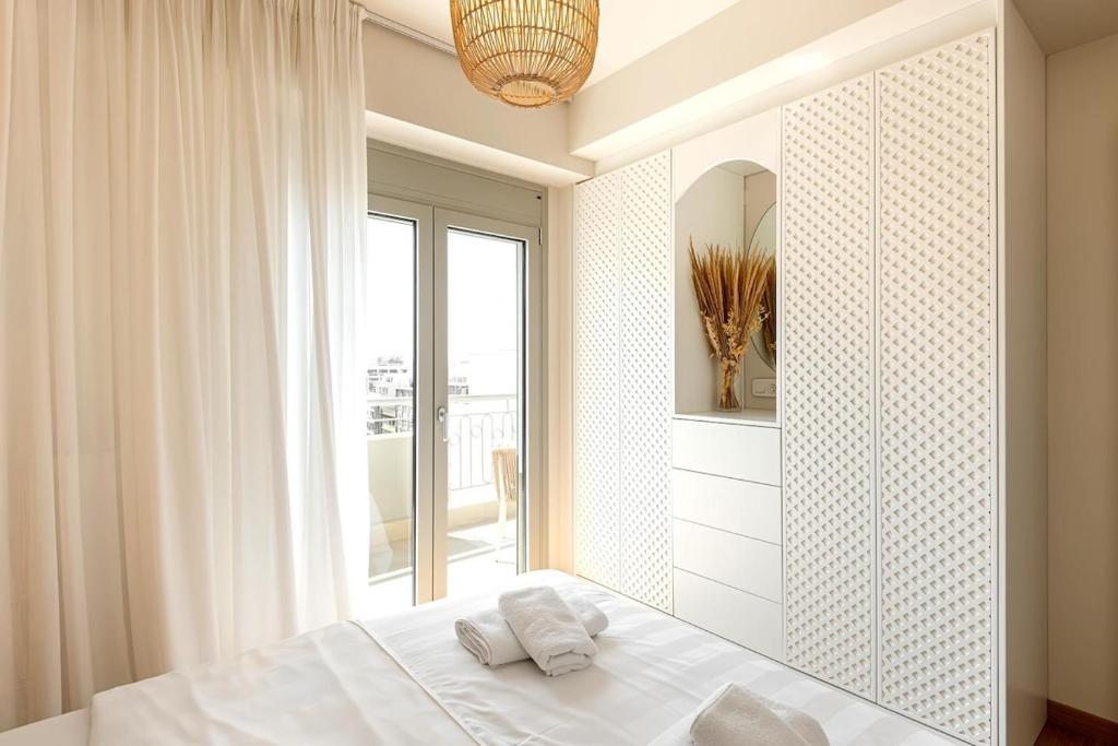 Serene city-center penthouse in prominent location photo 3