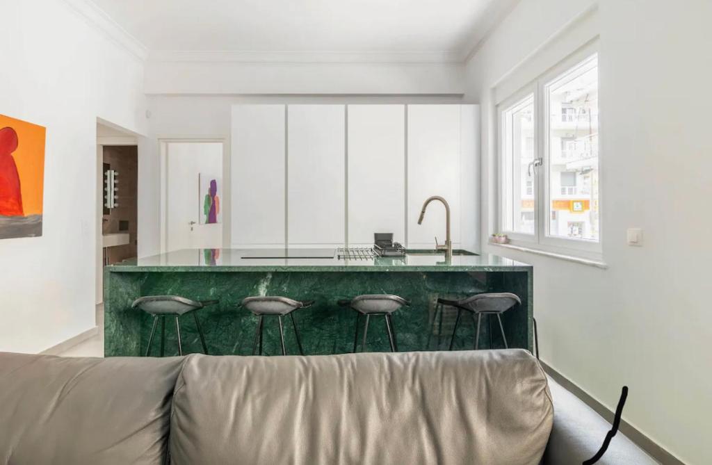 3 bedroom New Modern Flat in the heart of Athens photo 3