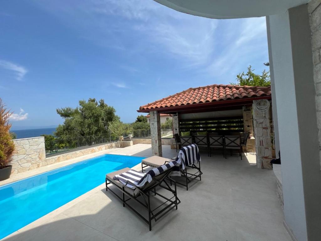 Sunny Seaside Villa-90 m from beach photo 3