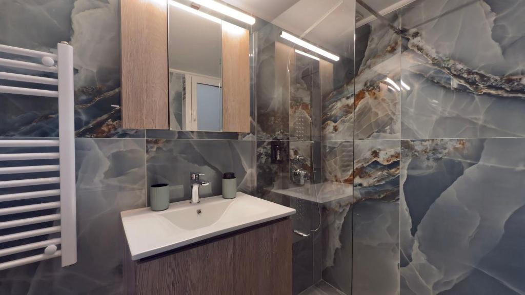 Nicolas Home photo 3