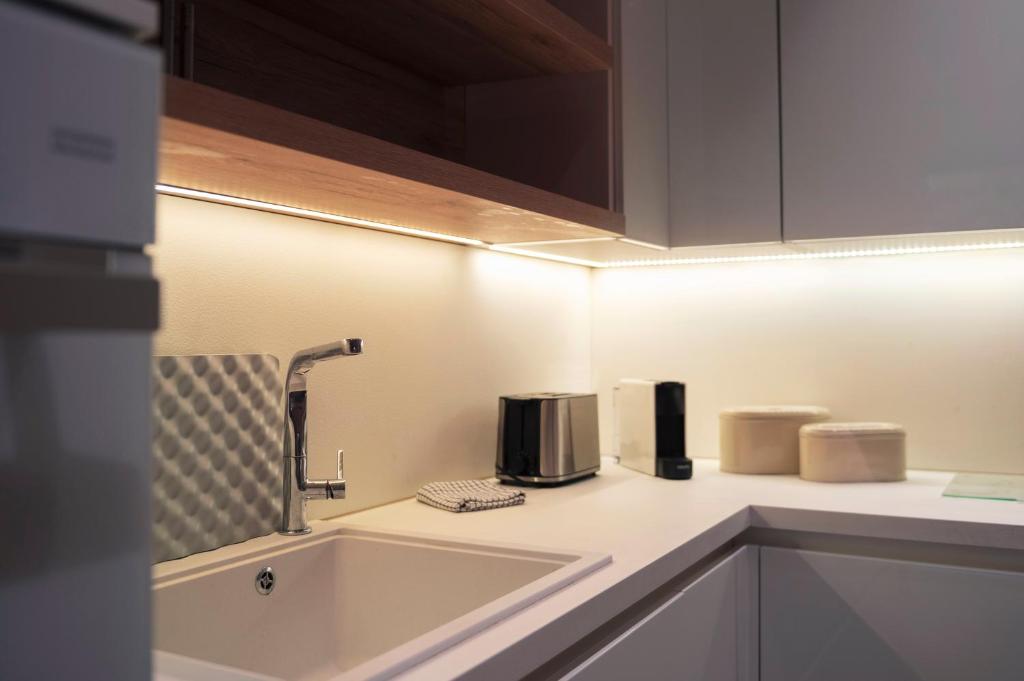 Spitaki-Kolonaki, an exquisite spacious studio photo 3