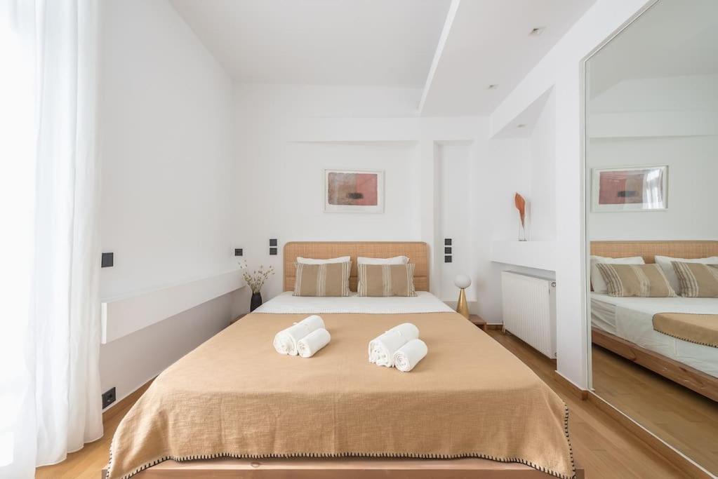 Modern 2BDR Flat w Hot Tub & Big Terrace in Plaka photo 2