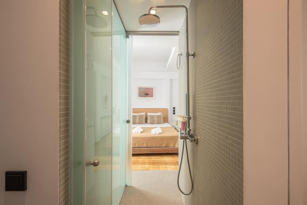 Modern 2BDR Flat w Hot Tub & Big Terrace in Plaka photo 3