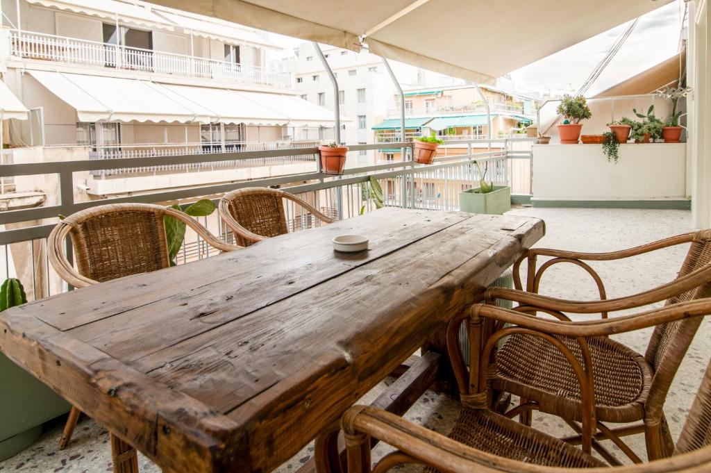 Stylish 2-Bedroom Apartment with Big Terrace in Athens photo 3