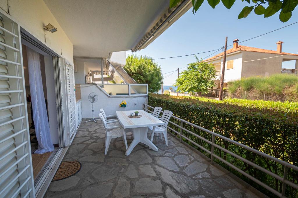 Aphrodite Apartment by RentalsPro Services - Kalives Halkidiki — photo 1