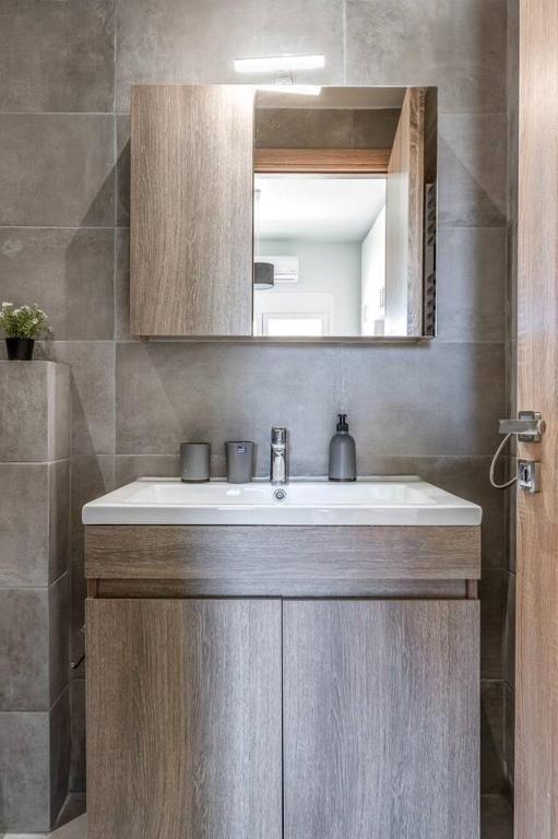 Cozy 2BD Beachfront Escape In The Heart Of Glyfada photo 3