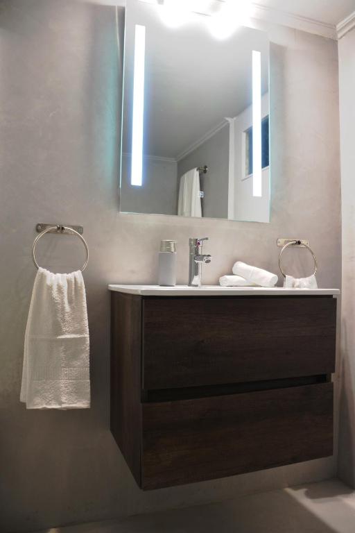 Modern & Classy Central Apartment photo 3