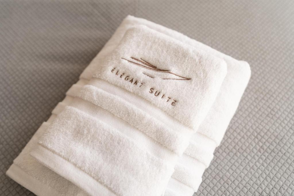 Bright & Stylish Flat on Ermou photo 3