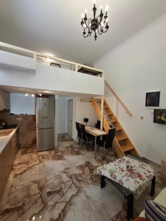 Athens little duplex photo 2