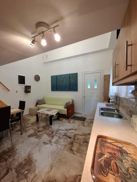 Athens little duplex photo 3