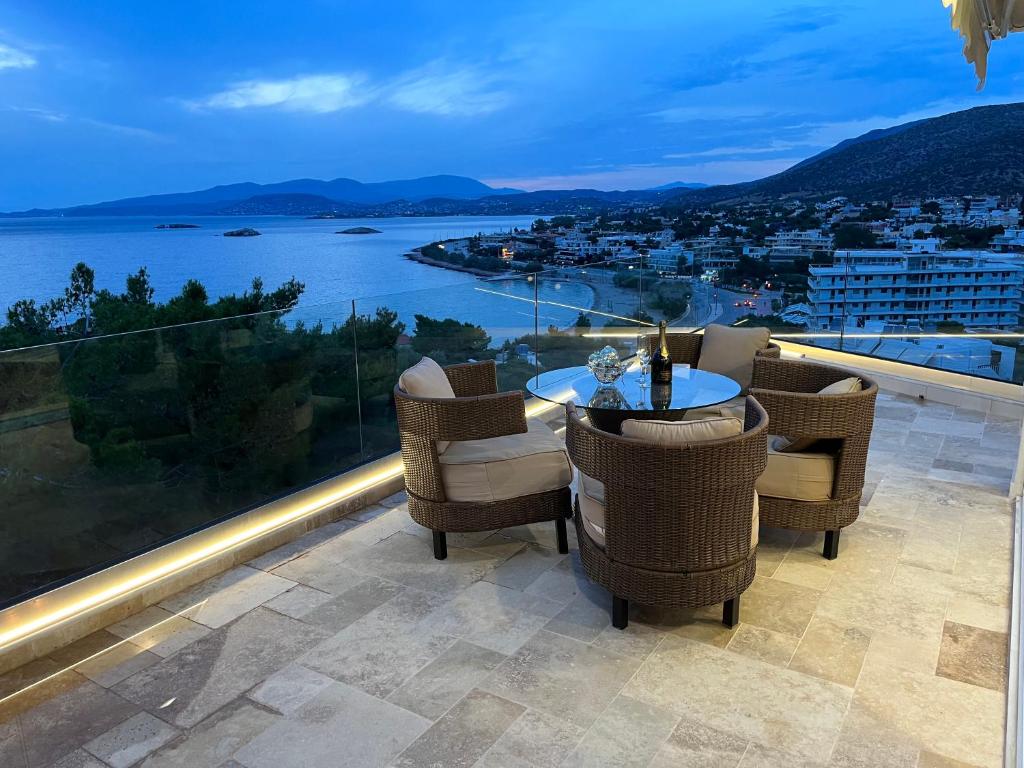 Luxurious 2-Bed Seaside Apartment in Saronida — photo 1