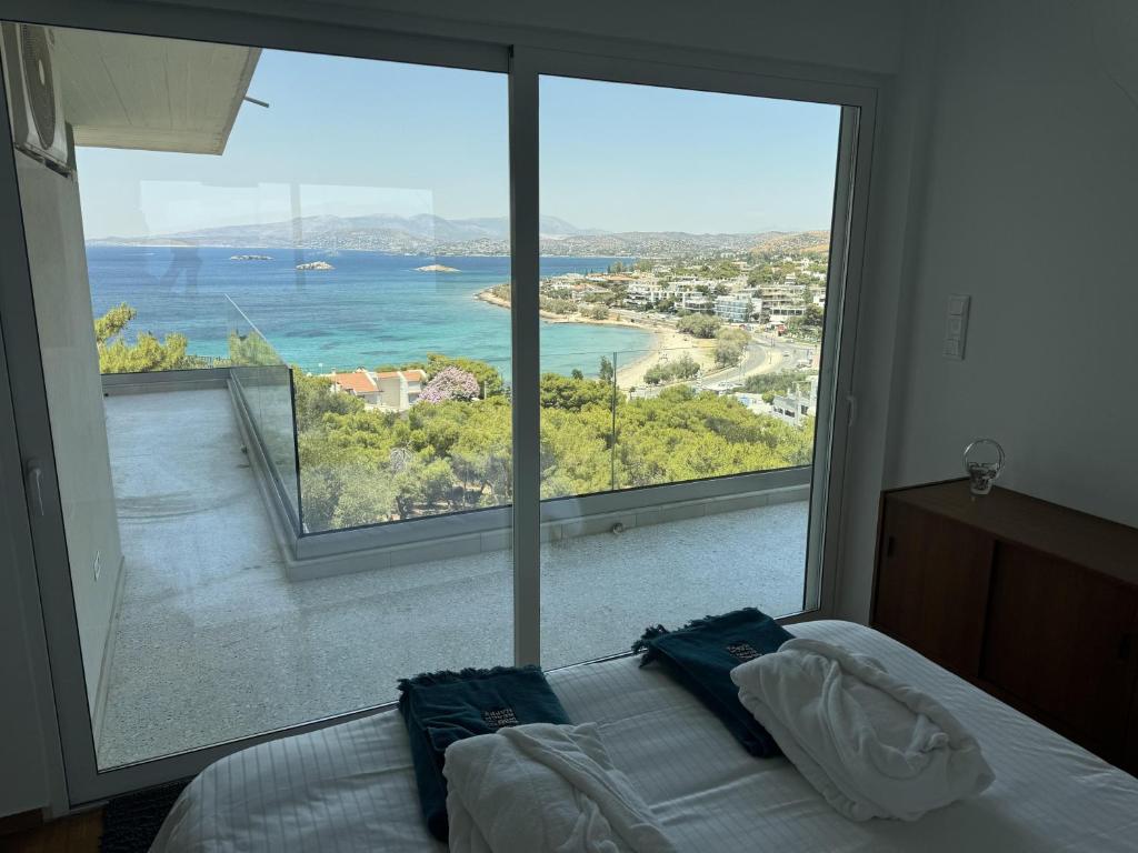 Luxurious 2-Bed Seaside Apartment in Saronida photo 2
