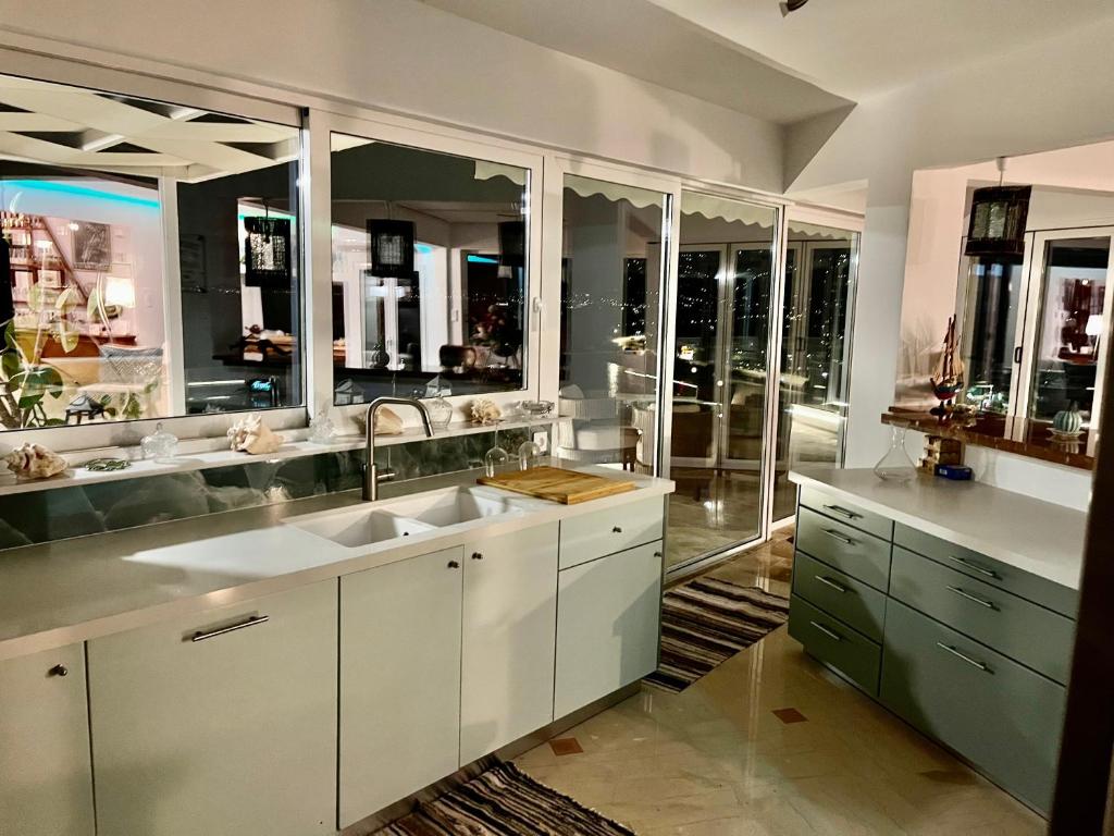 Luxurious 2-Bed Seaside Apartment in Saronida photo 3