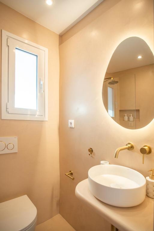 Private Jacuzzi & Acropolis View - The Suite photo 3