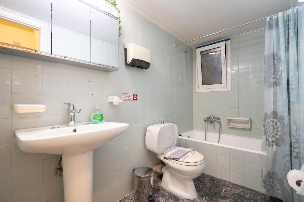 Syntagma square 1 bedrm 4 persons apartment by MPS photo 3