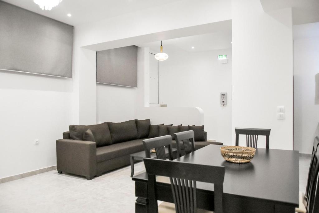 Charming lower level retreat at Neos Kosmos — photo 1