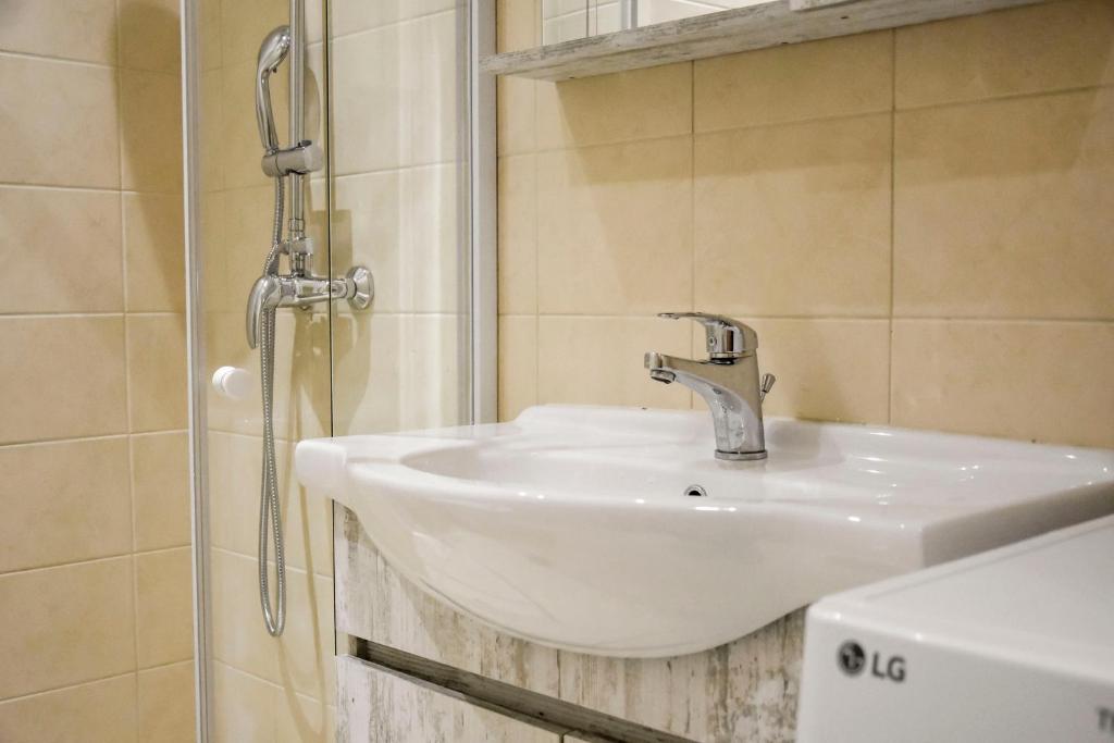 Charming lower level retreat at Neos Kosmos photo 3