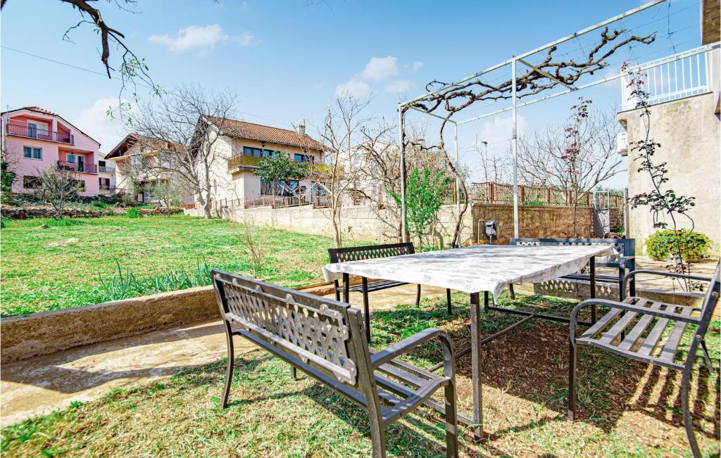 5 Bedroom Lovely Apartment In Raslina photo 2