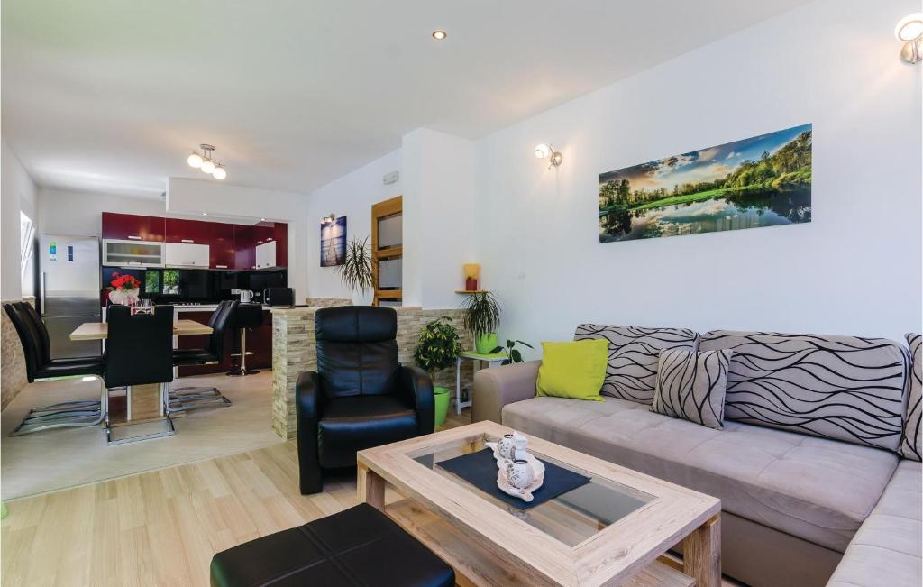 Three-Bedroom Holiday Home In Ston photo 3