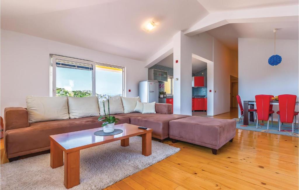 Three-Bedroom Apartment In Rogotin photo 2