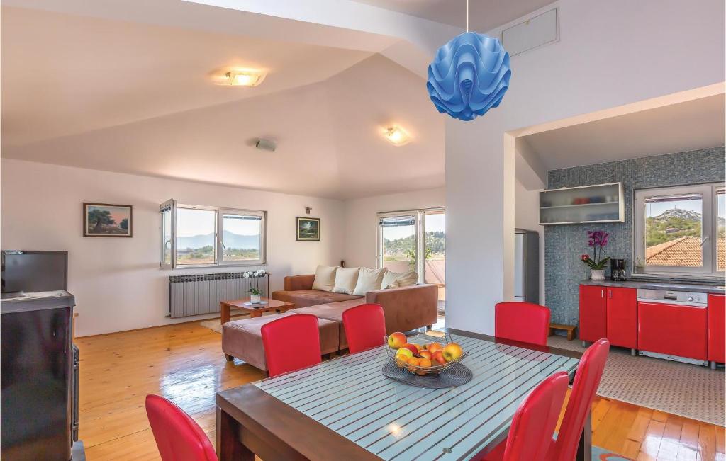 Three-Bedroom Apartment In Rogotin photo 3