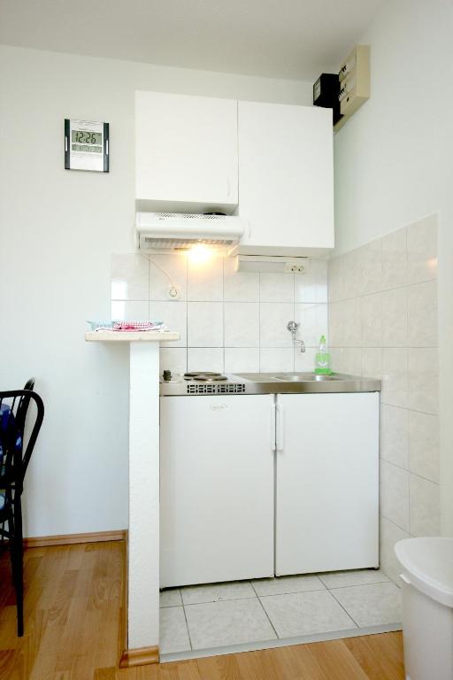 Apartments with a parking space Vis - 8869 photo 3