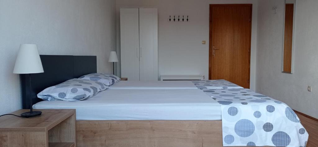 Studio apartment with balcony — photo 1