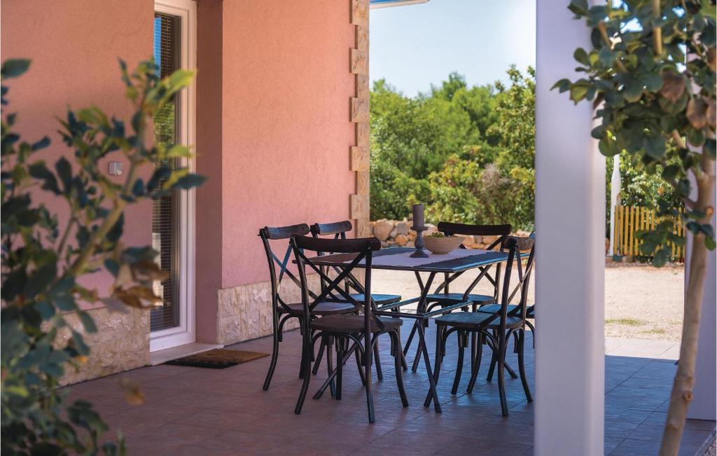 Three-Bedroom Holiday Home In Dubrava photo 3