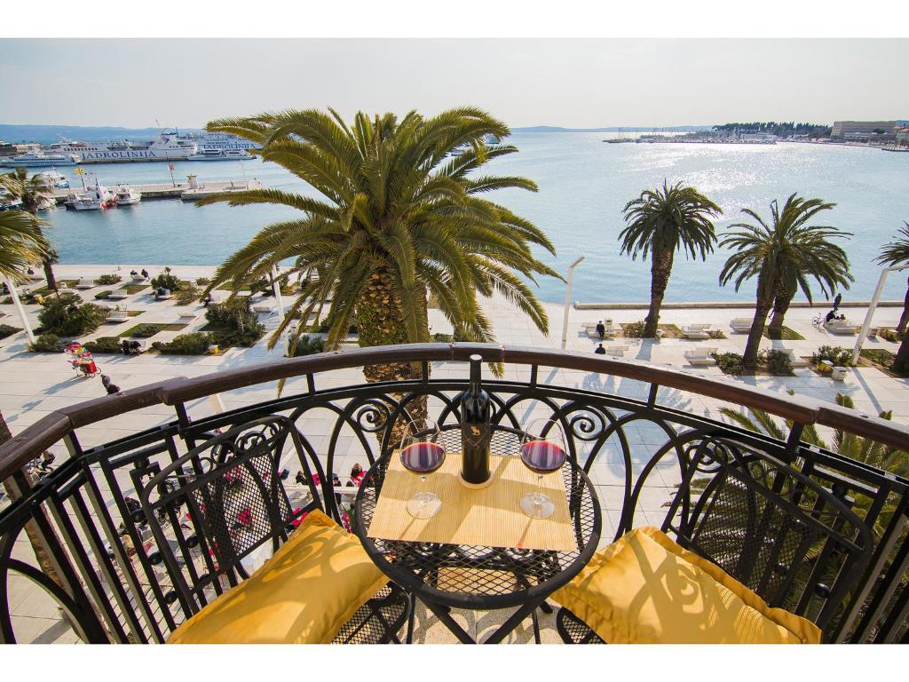 Riva Royal View Luxury Apartments — photo 1