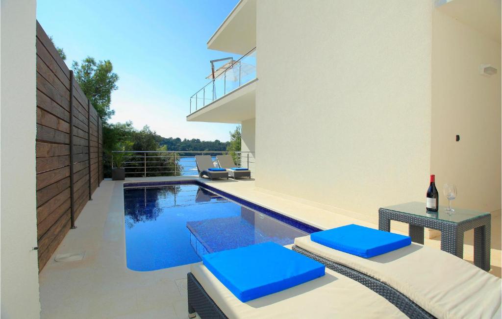 Six-Bedroom Holiday Home In Karbuni photo 2