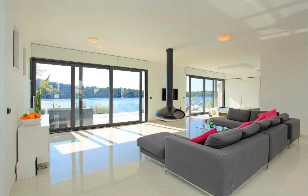 Six-Bedroom Holiday Home In Karbuni photo 3