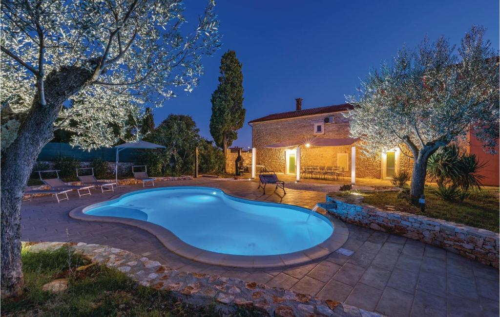 5 Bedroom Cozy Home In Galizana — photo 1