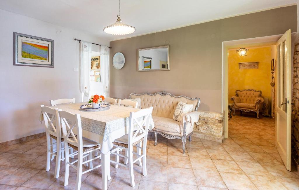 5 Bedroom Cozy Home In Galizana photo 3
