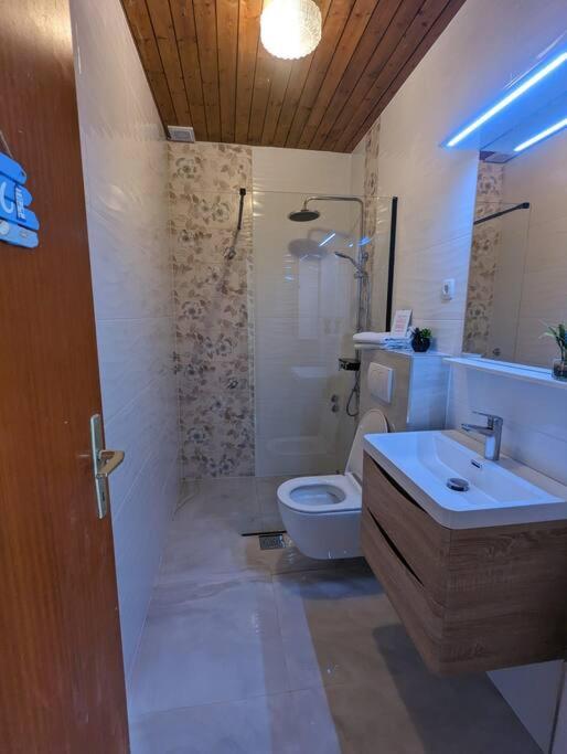 zeezicht appartement 50m from beach photo 3