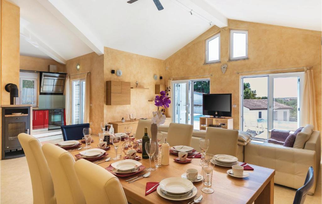 Gorgeous Home In Medulin With Kitchen photo 3