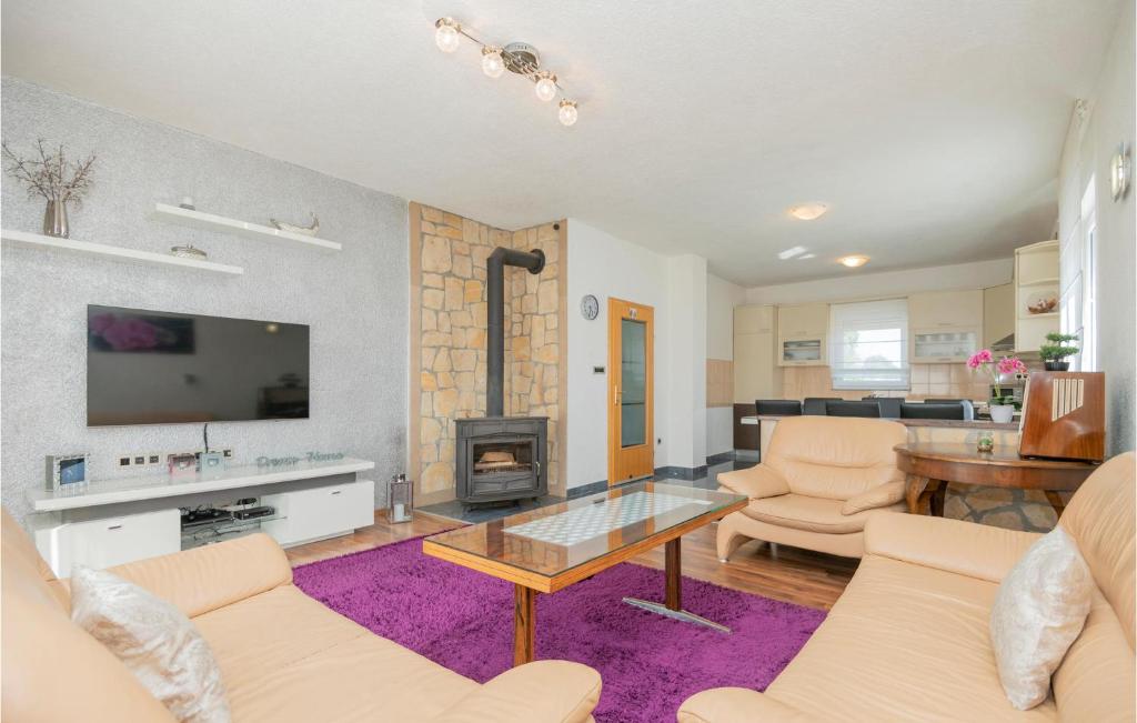 Three-Bedroom Holiday Home In Vinjani Gornji photo 2