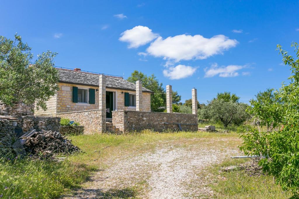 Secluded house with a parking space Supetar — photo 1