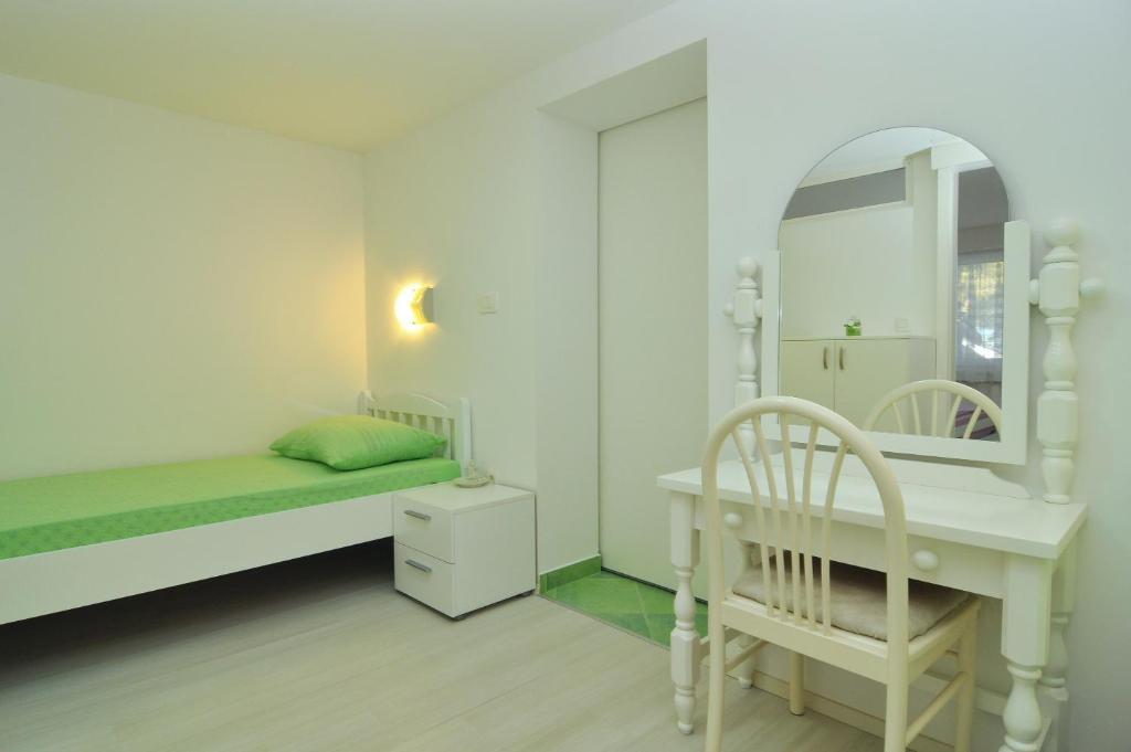 Spacious modern apt with big patio and sea view photo 2