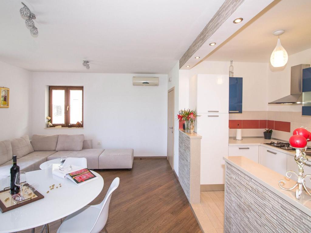 Spacious apartment with private terrace photo 3