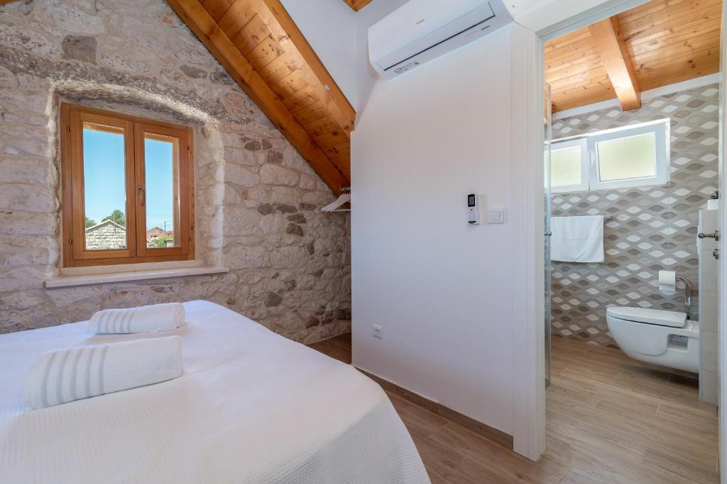 Stone house Grgo with heated swimming pool and spa photo 2