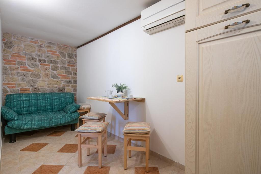 Studio apartment Larca — photo 1