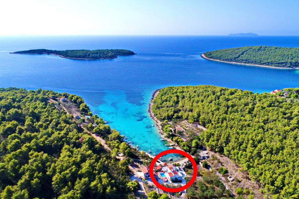 Seaside family friendly house with a swimming pool Cove Slatina — photo 1