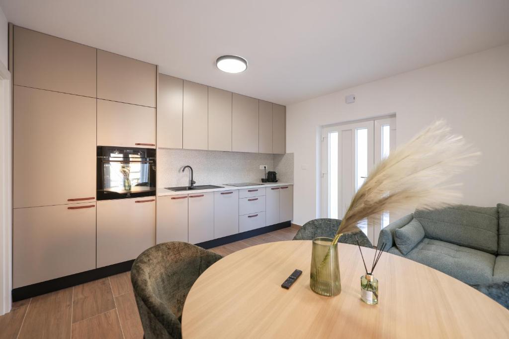 Royal Oak Apartment With Private Parking — photo 1