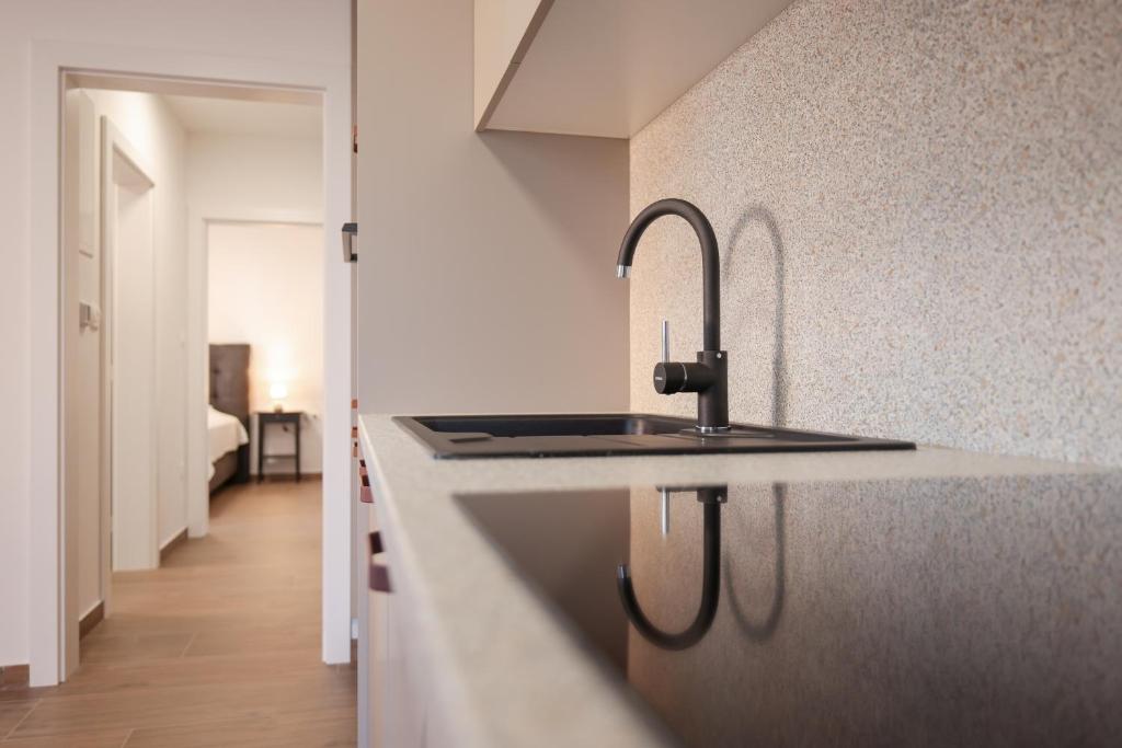 Royal Oak Apartment With Private Parking photo 3