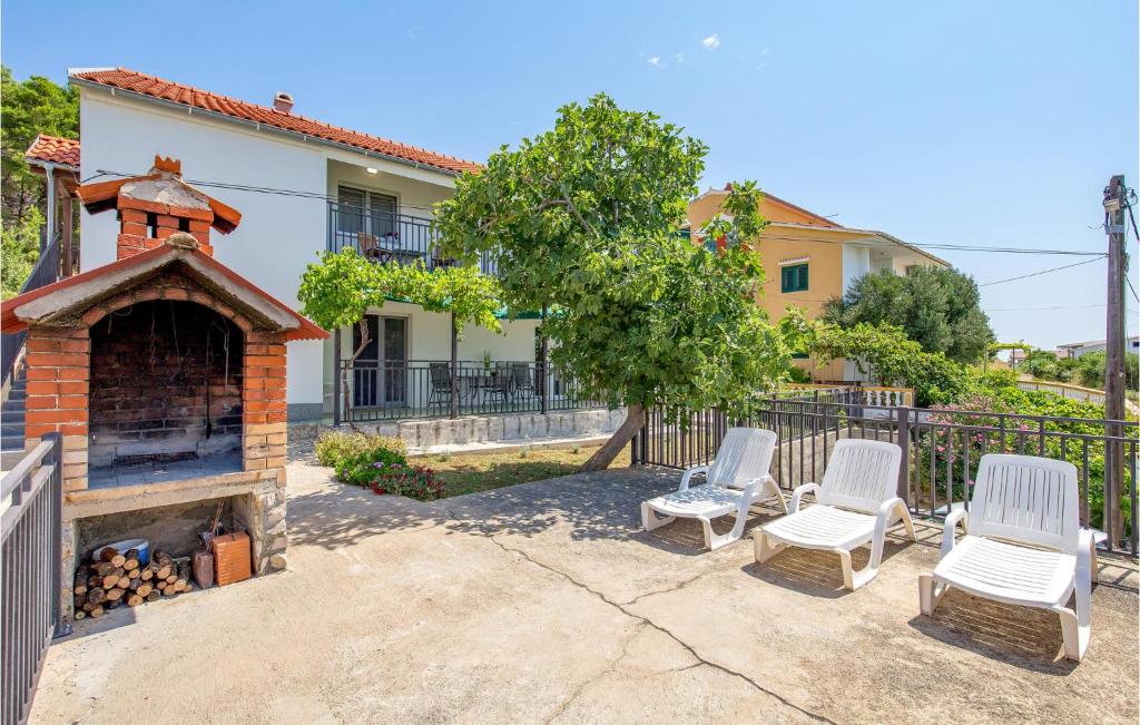 1 Bedroom Lovely Apartment In Vlasici photo 2